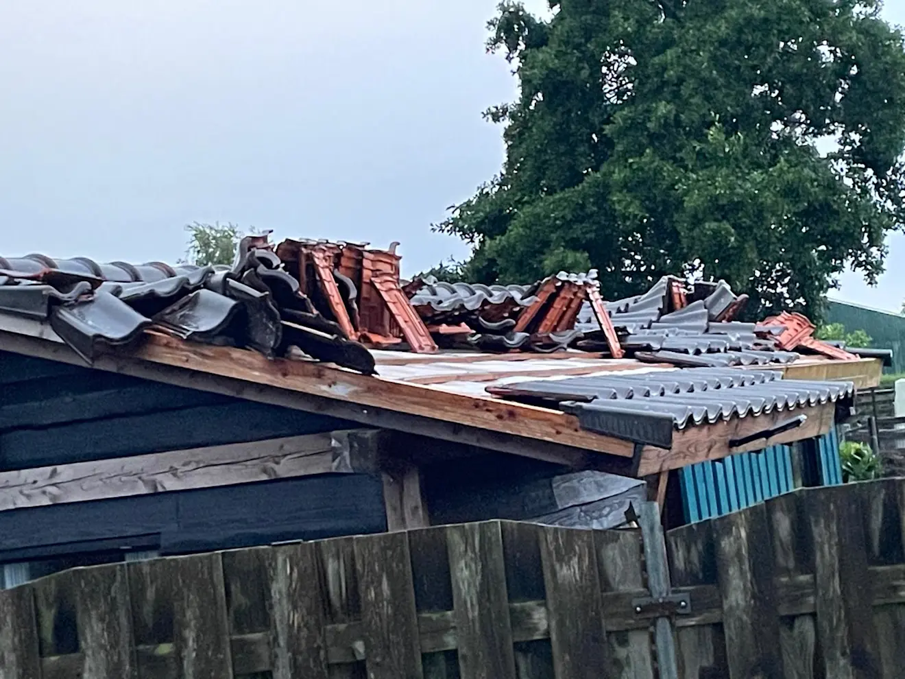 Schade aan de schuur bij het huis van Sietzo Boerema in Nieuw-Pekela. De windhoos trok er pal over - Sietzo Boerema