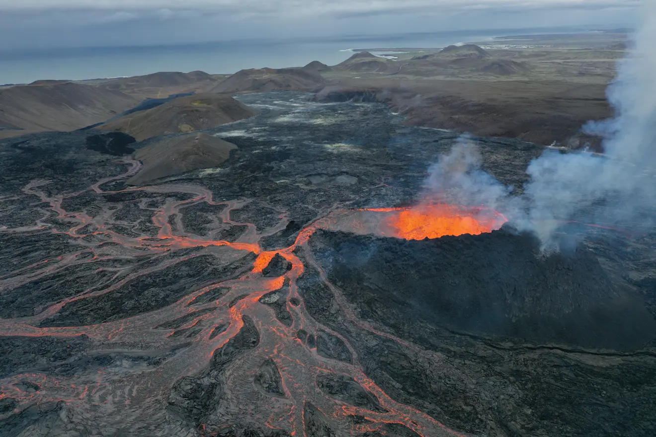 Geleidelijk dooft de eruptie weer uit - Christopher Hamilton