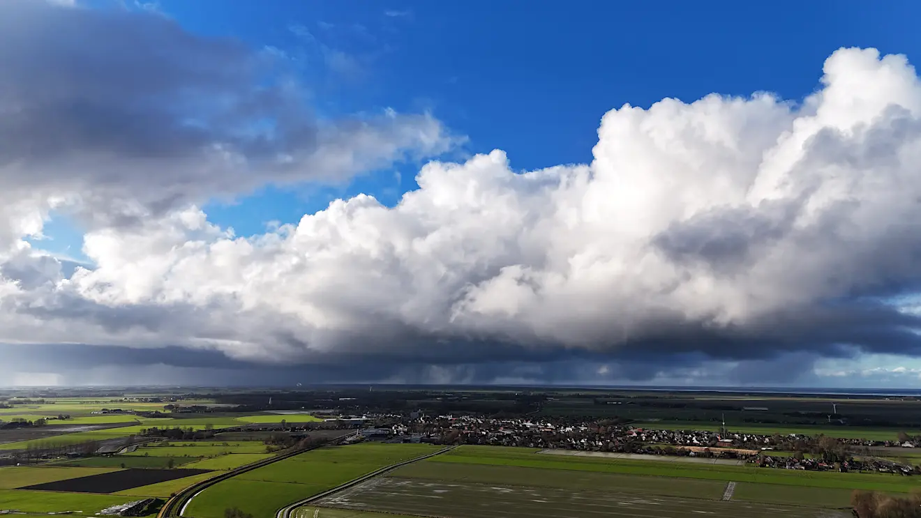 Een buienwolk boven het noordoosten van Groningen - Jannes Wiersema