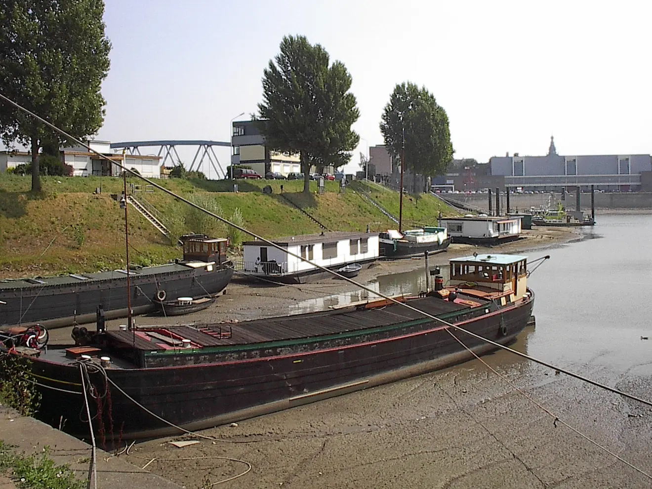 Het water in de Waal stond zo laag dat in de haven boten droog kwamen te liggen - Reinout van den Born