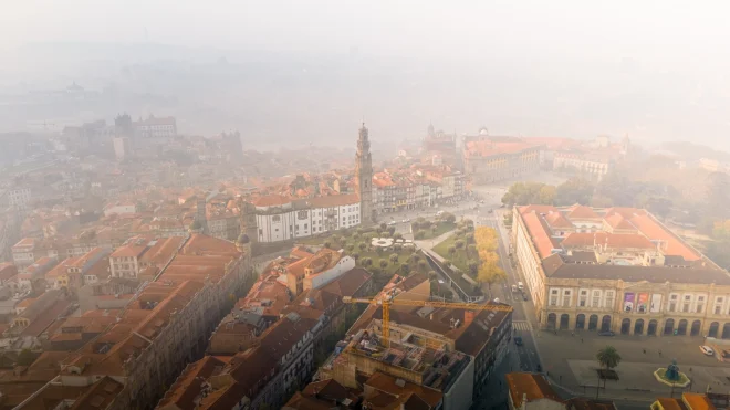 Porto is gehuld in de rook van de bosbranden - Vincent Smit