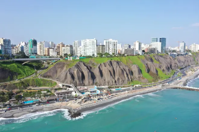 Bij de hoofdstad Lima van Peru welt tijdens een La Niña koud water uit de diepzee op naar het zeeoppervlak - Wikipedia