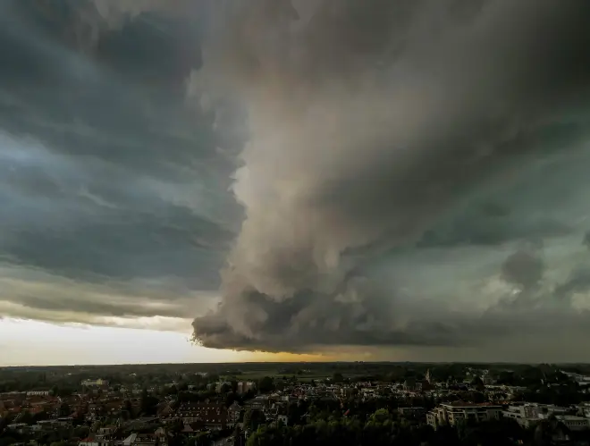 Het onweer trekt Leerdam binnen - John Oomen