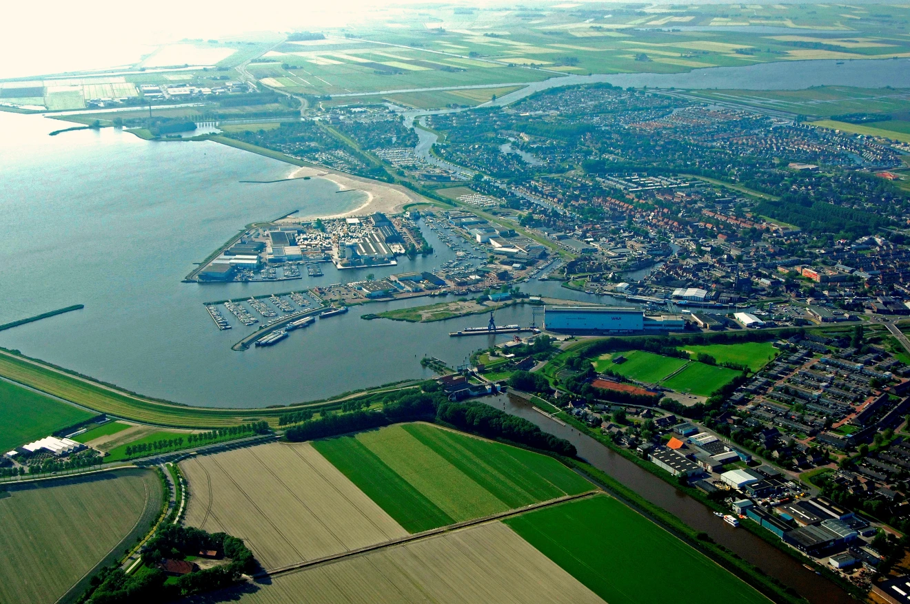 De haven van Lemmer ligt in een trechter en is daardoor extra gevoelig voor het optreden van meteotsunami's - JK Domus