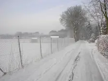 IJsmistbankjes boven het veld op 4 maart 2005 in Garderen - Reinout van den Born