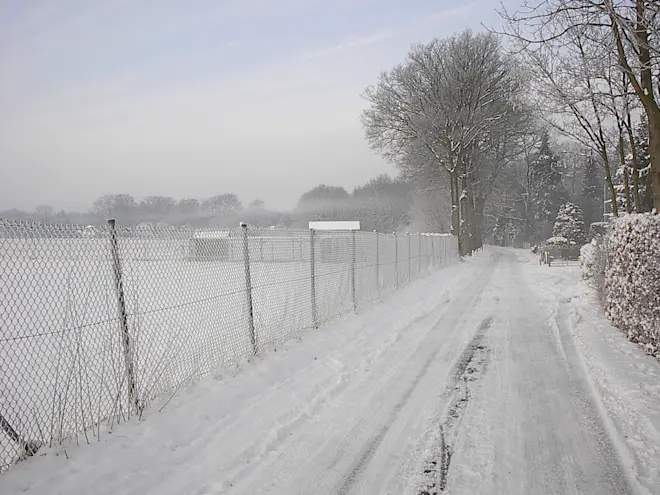 IJsmistbankjes boven het veld op 4 maart 2005 in Garderen - Reinout van den Born