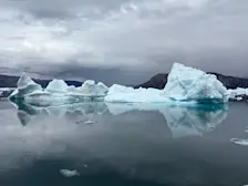 Een ijsberg drijft rond op de fjord - Pieter Bliek