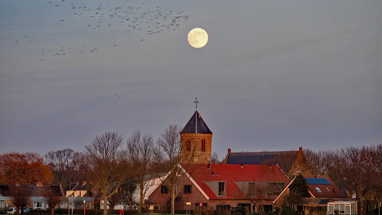 De volle maand boven de kerk van Nieuw-Helvoet - Simone Genna