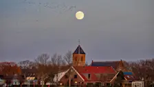 De volle maand boven de kerk van Nieuw-Helvoet - Simone Genna