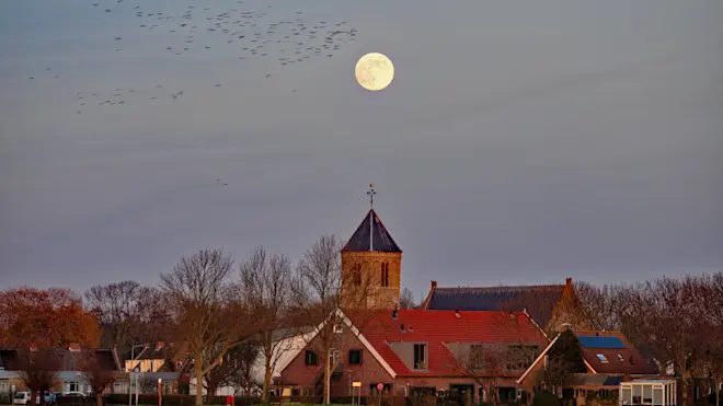 De volle maand boven de kerk van Nieuw-Helvoet - Simone Genna