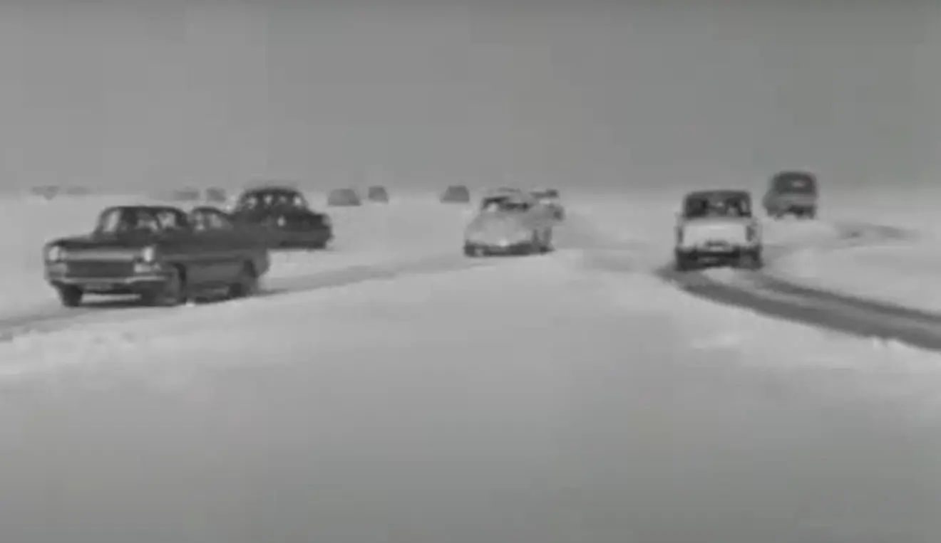 Auto's toeren over het IJsselmeer. Het ijs is er meer dan dik genoeg voor - still uit video