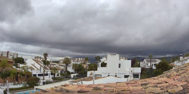 Donkere wolken pakten zich vanochtend samen boven de Costa del Sol - Webcam