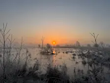 De zon komt op in een koude wereld - John Oomen