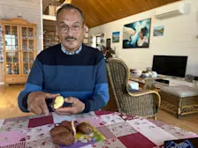 Landbouwdeskundige Frederiksen schilt een aardappel die op Groenland is verbouwd - Pieter Bliek