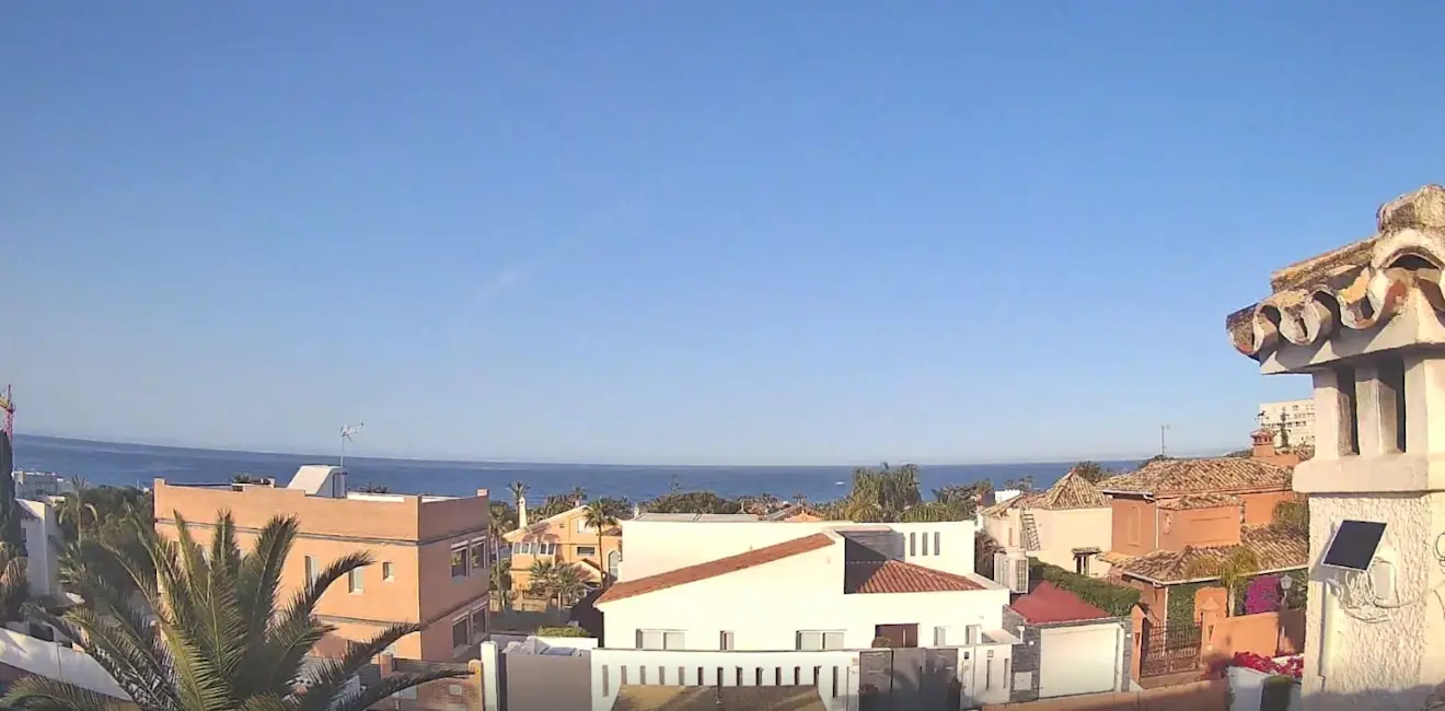 Aan de Costa del Sol scheen de zon vanochtend volop. Het wordt er vandaag 26 graden - foto webcam