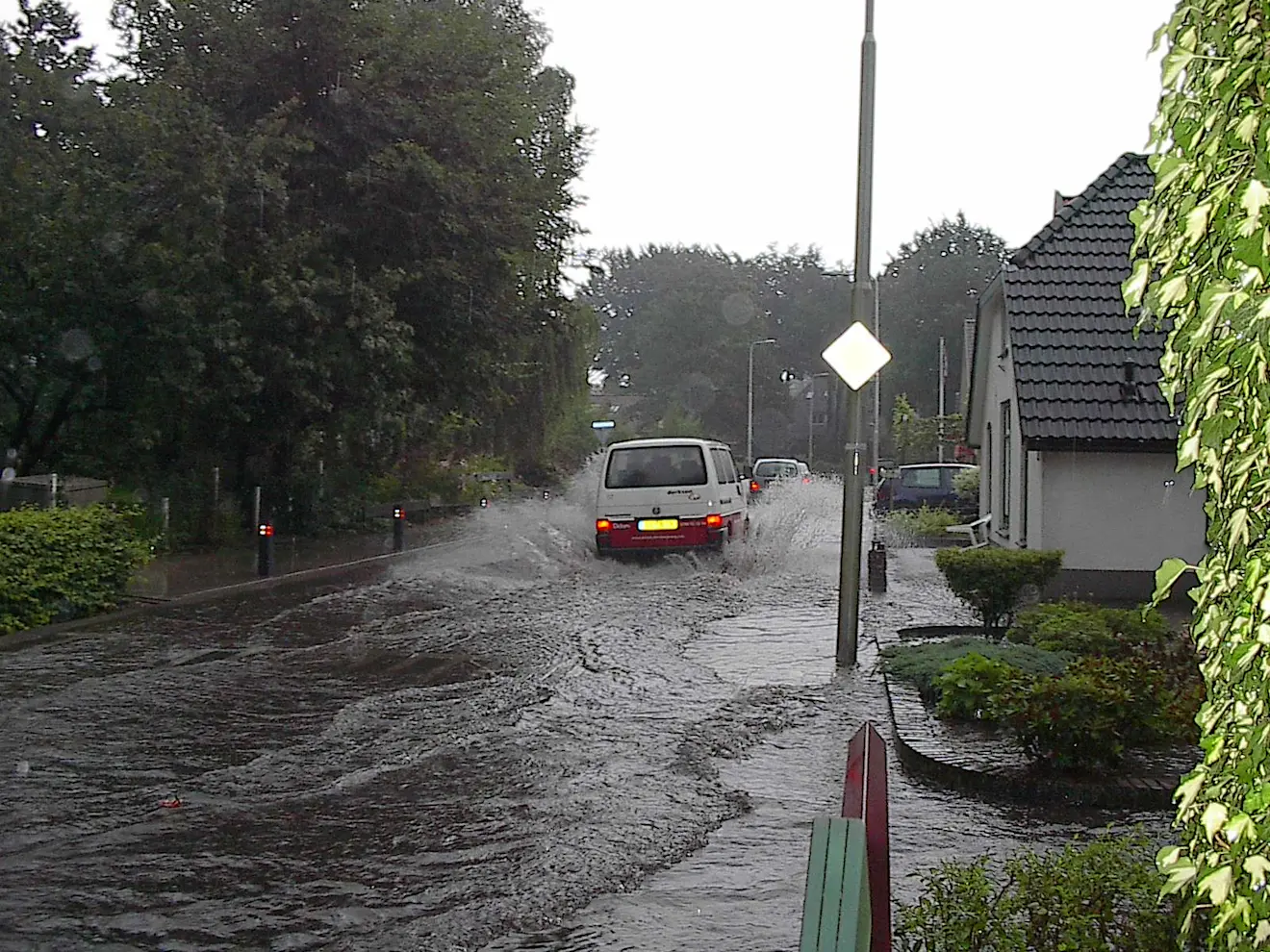 De aflopende Putterweg in Garderen is op 31 juli 2002 in een kolkende rivier veranderd - Reinout van den Born