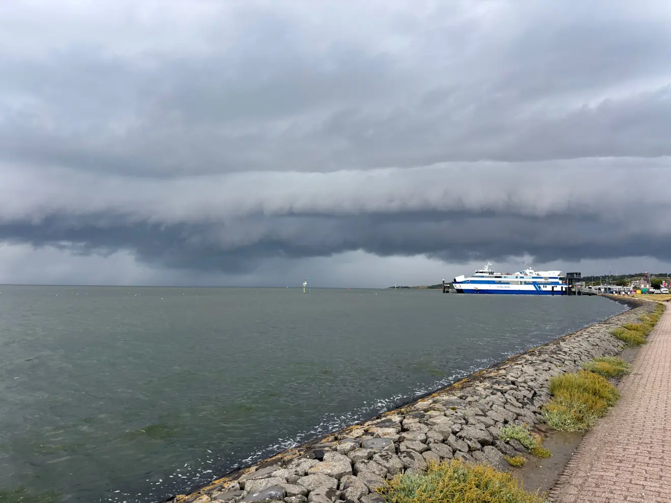 Een bui boven de Waddenzee, gezien vanaf Vlieland - Jildou Hoekstra
