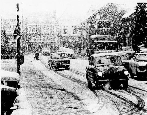 Sneeuw in Barneveld op 13 oktober 1975. De straat werd er zelfs wit van - Archief Barneveldse Krant