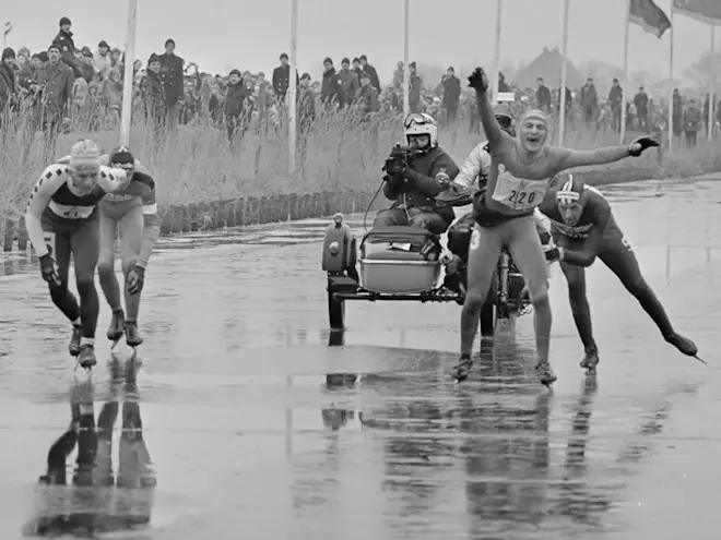 Evert van Bethem wint de 13e Elfstedentocht op 21 februari 1985 en op nat ijs - Rob Croes (Anefo)