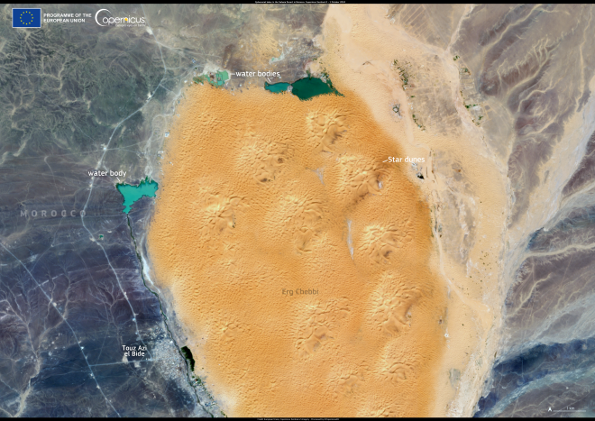 Meren aan de randen van de zandduinen van Erg Chebbi - European Union, Copernicus Sentinel-X imagery