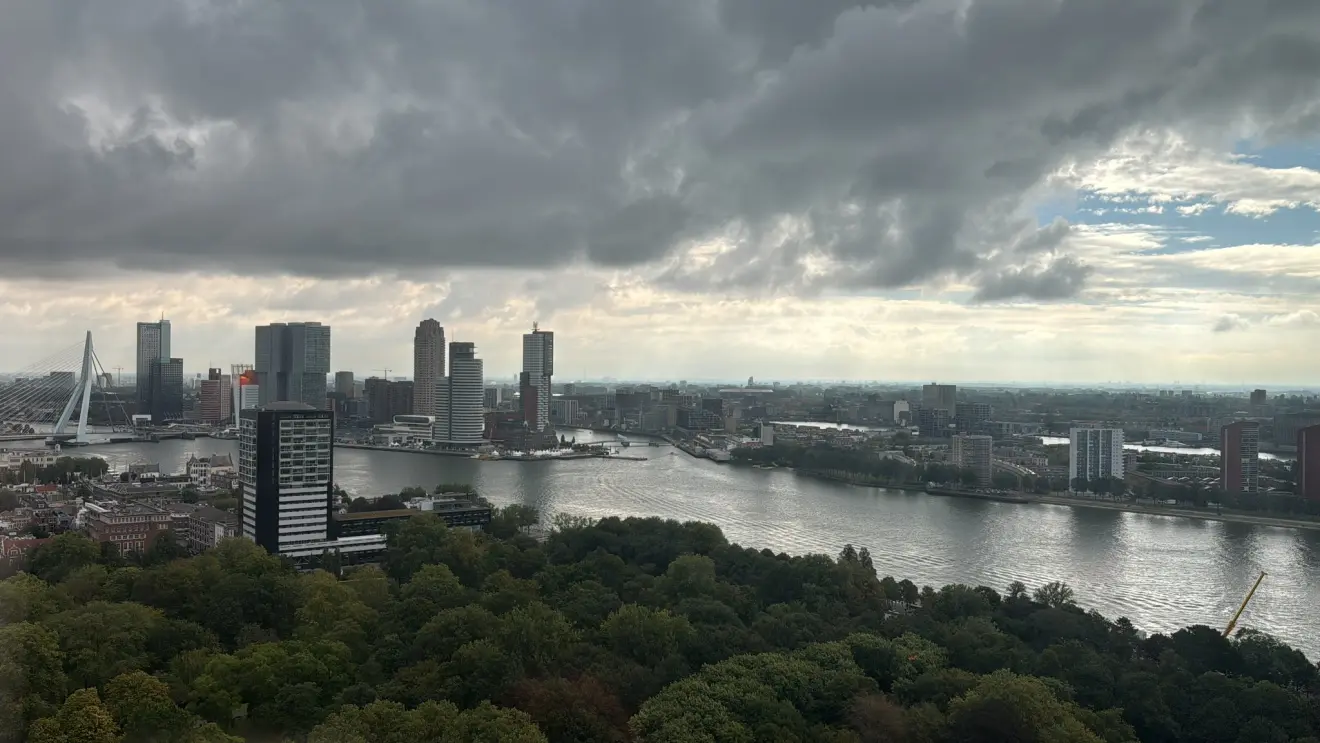 Donkere wolken boven Rotterdam - Jolanda Bakker