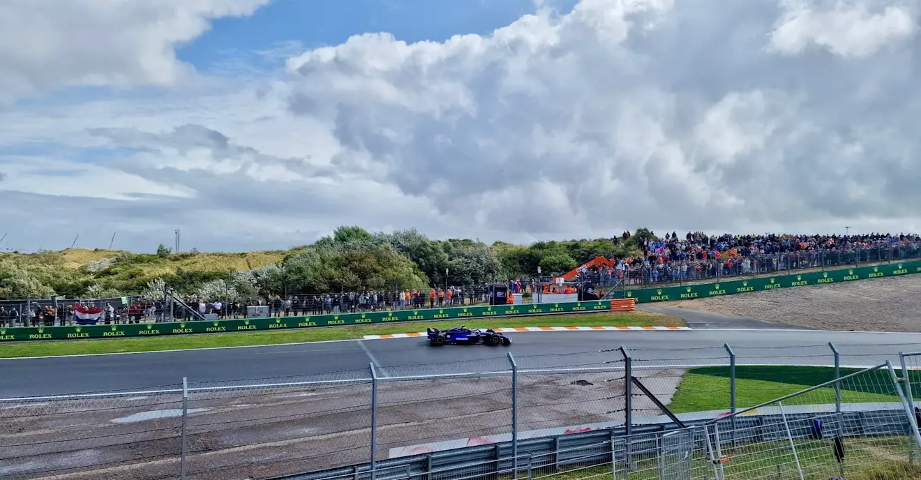 De Formule 1 in Zandvoort lijkt vandaag nog net voor het onweer de kwalificatie te kunnen afwerken - Jolanda Bakker.