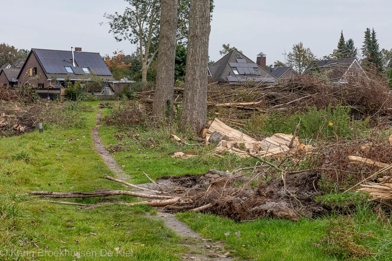 Hoewel al veel is opgeruimd, is nog steeds schade te zien die op 24 augustus door de windhoos in Gieterveen is aangericht - Karin Broekhuijsen