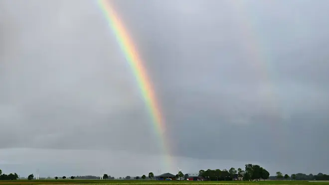 Een regenboog boven het Groningse land - Jannes Wiersema