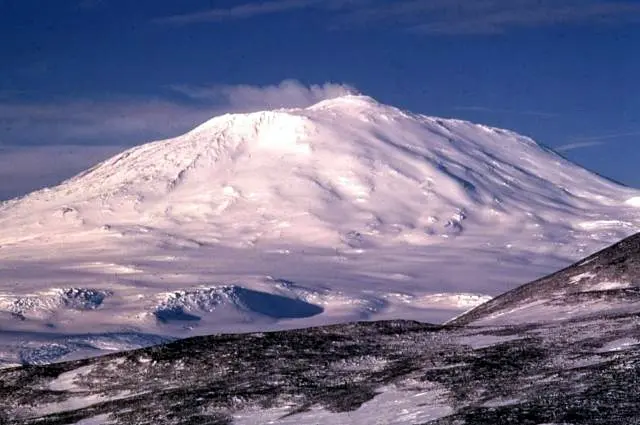 Mount Erebus van een afstand - Richard Waitt