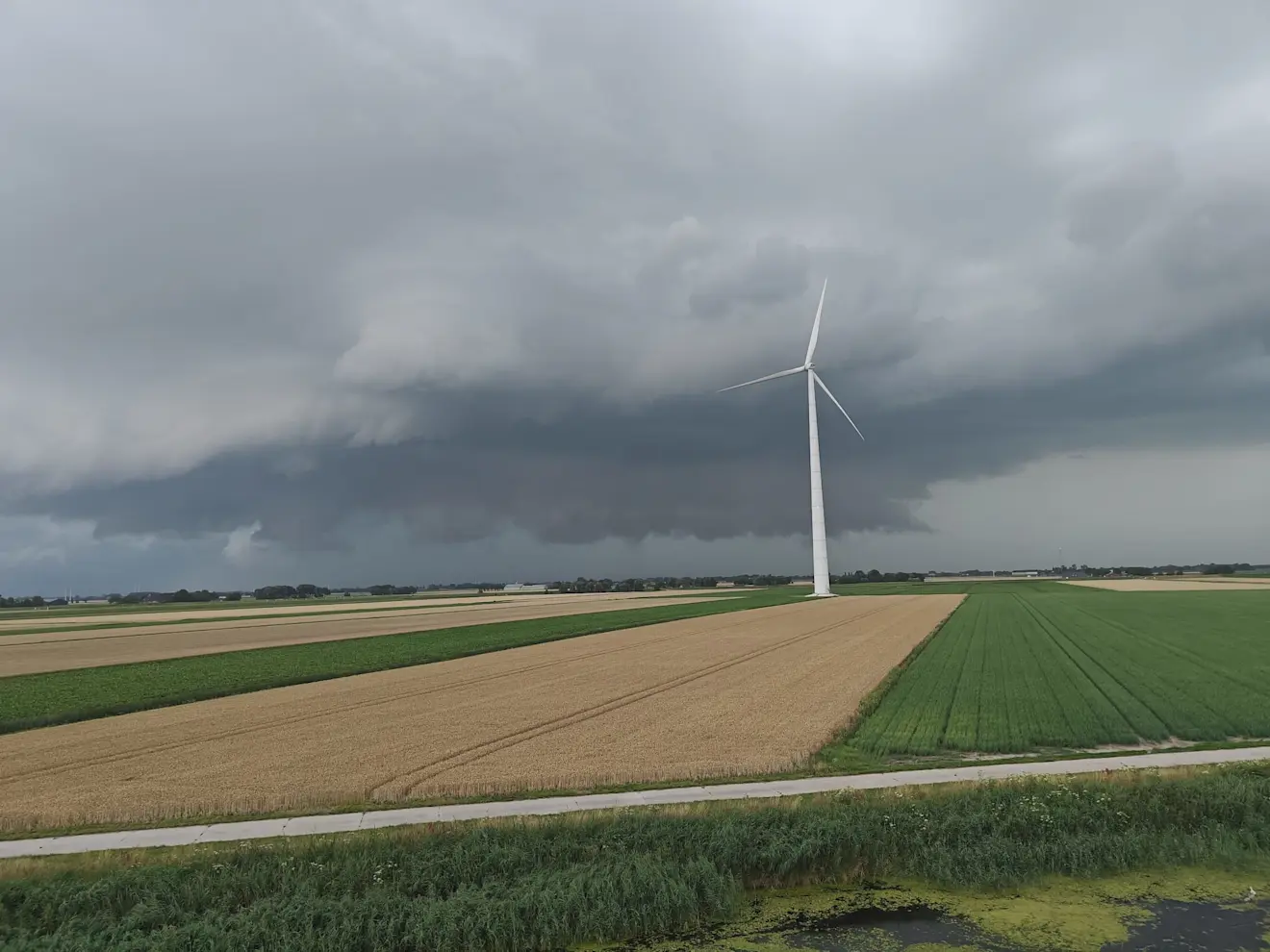 Een bui met trekken van een supercell, gezien vanuit de omgeving van Delfzijl - Leon Molema