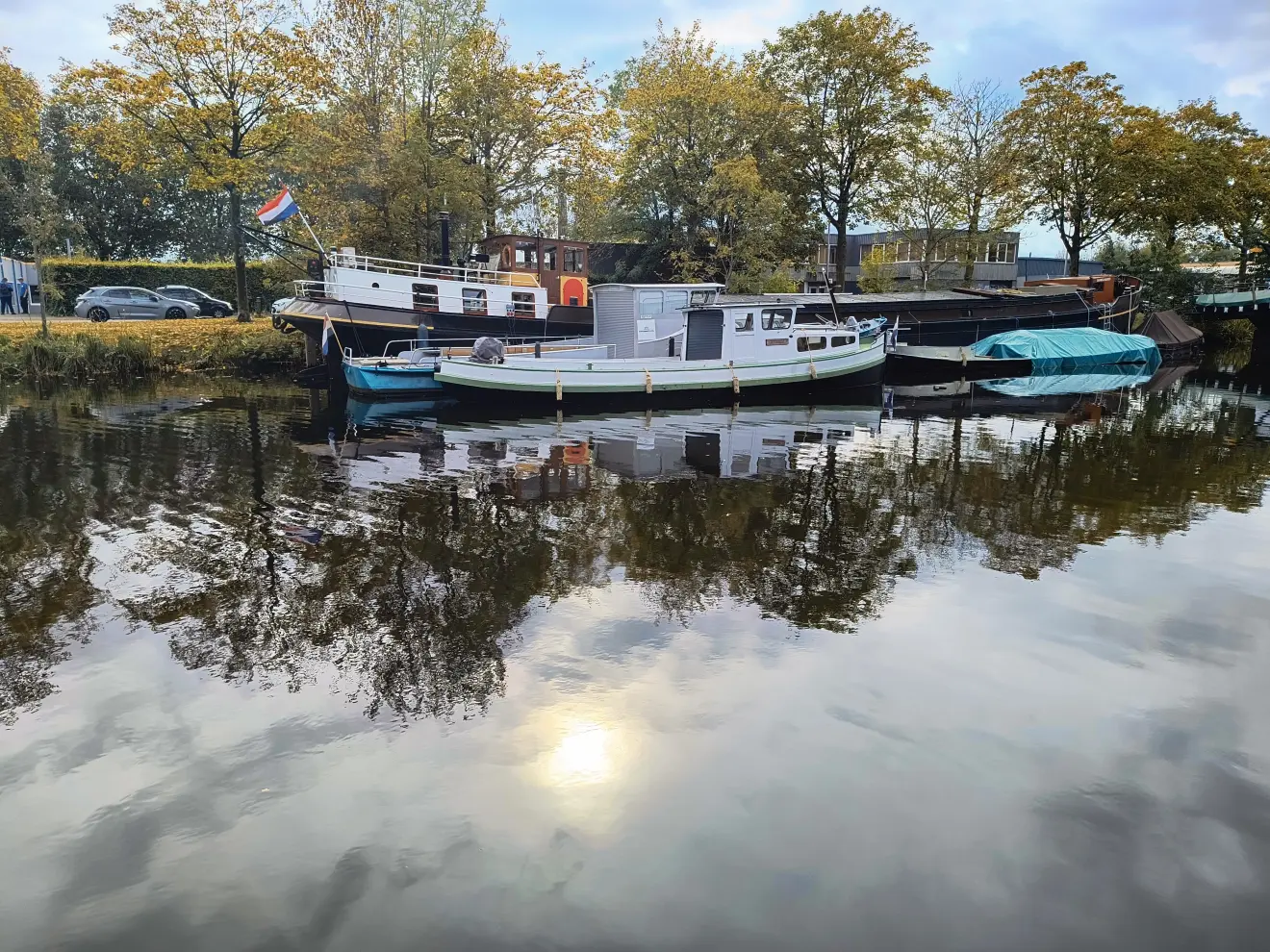 Een zonnetje komt aarzelend door de wolken in Tilburg - Gerrit Hogeweg