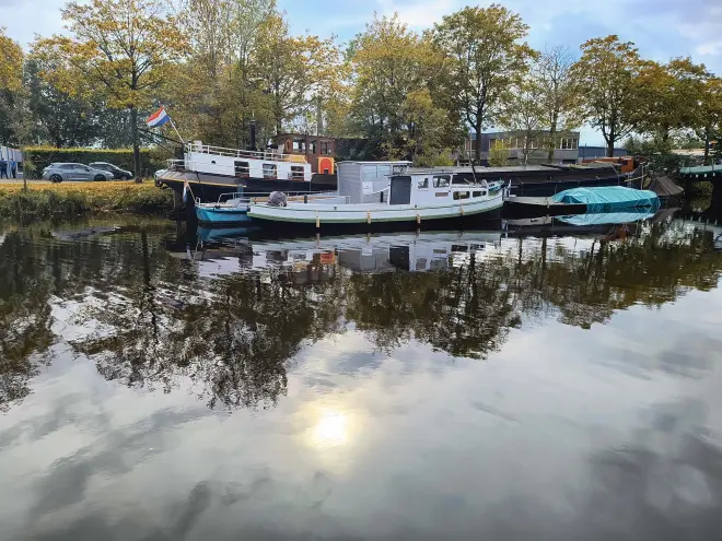 Een zonnetje komt aarzelend door de wolken in Tilburg - Gerrit Hogeweg