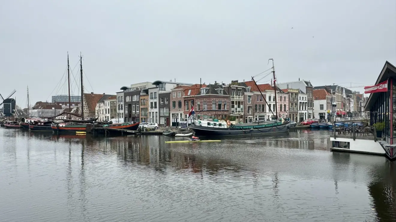 Een grijze lucht lijkt saai, maar heeft heel wat te vertellen - Jolanda Bakker.