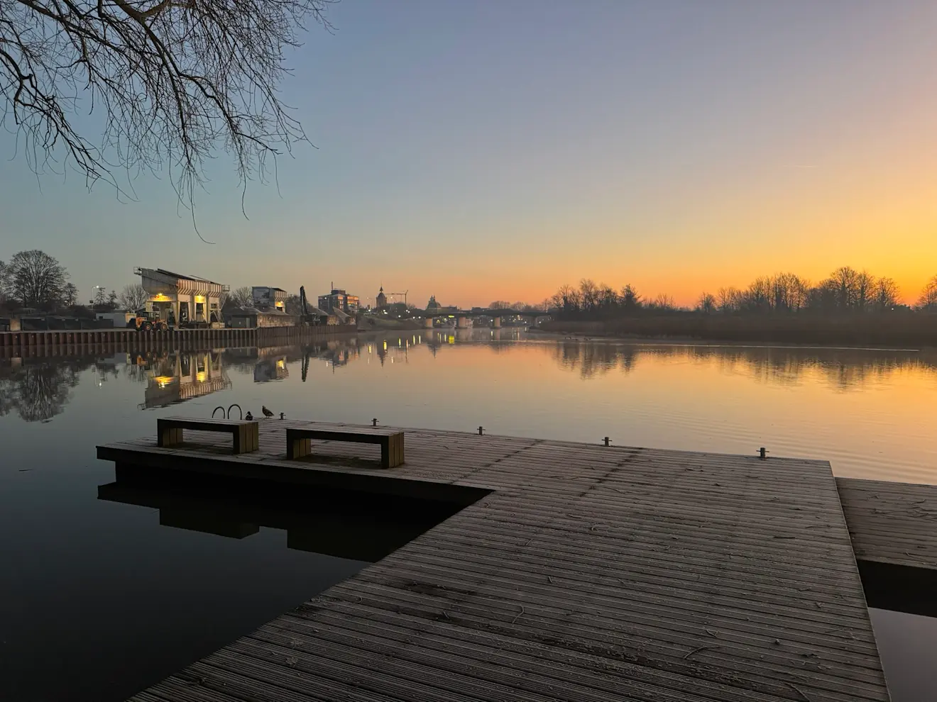 Zonsopkomst in Leerdam, zonder mist - John Oomen