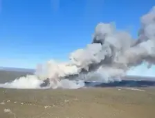 Rookwolken stijgen hoog boven Long Island op - Still van video