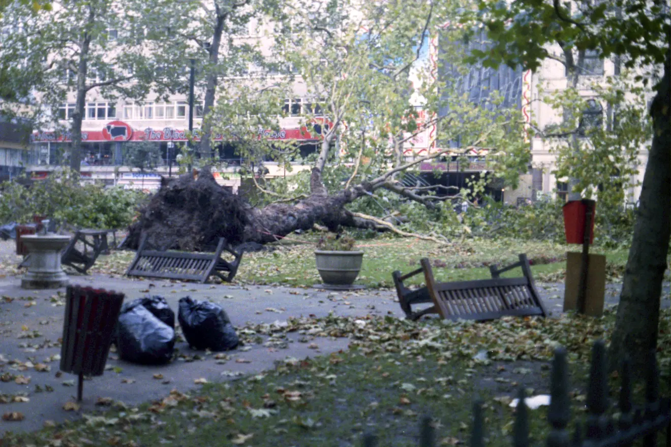 Schade op Leicester Square in Londen na de 'Great Storm' van 15 op 16 oktober 1987 - Carl Grove