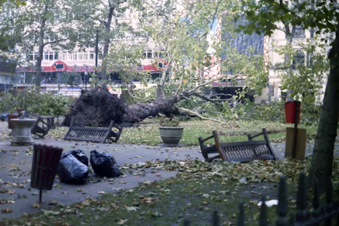 Schade op Leicester Square in Londen na de 'Great Storm' van 15 op 16 oktober 1987 - Carl Grove