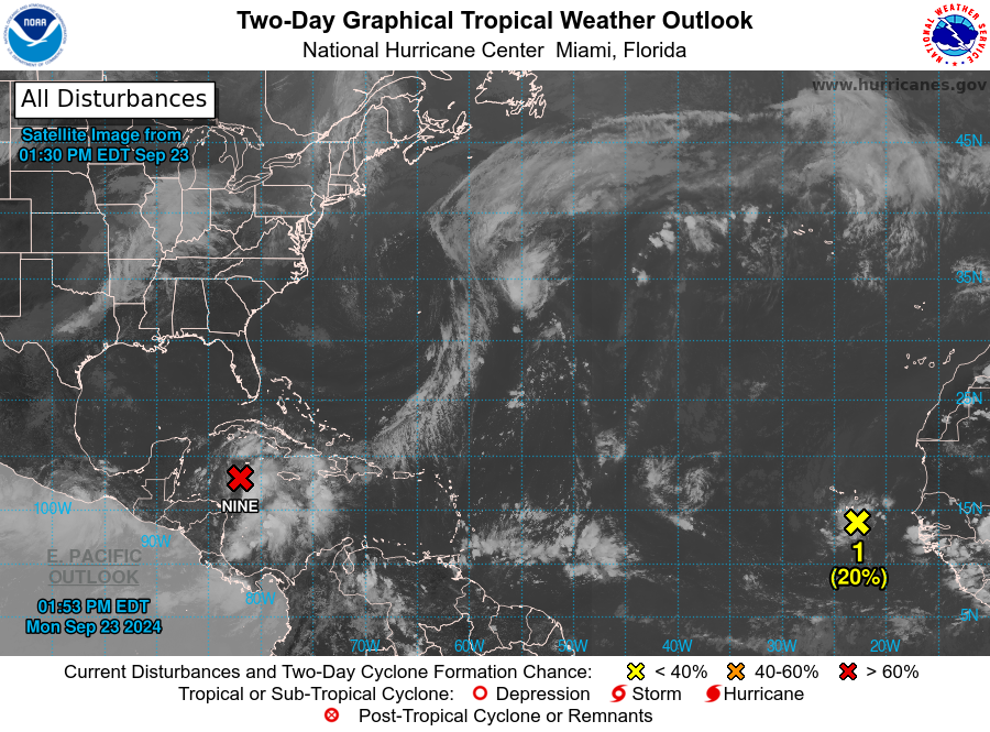 Potentieel Helene (links) en de andere buiencluster (rechts) - National Hurricane Center