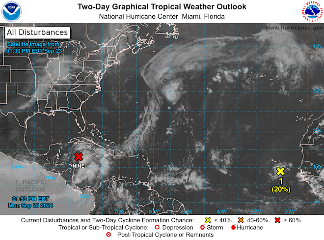 Potentieel Helene (links) en de andere buiencluster (rechts) - National Hurricane Center