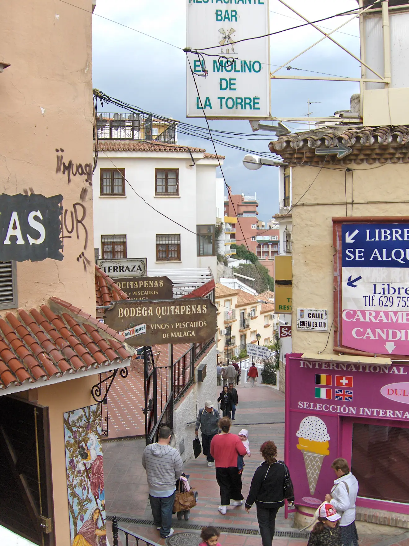 Een van de nauwe steegjes in Torremolinos - Wikipedia