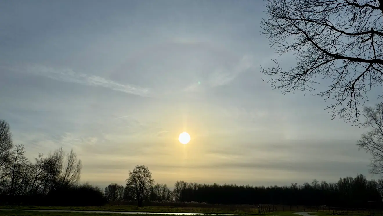 Een kring om de zon kondigde gisteren de weersverandering van vandaag al aan - Jolanda Bakker