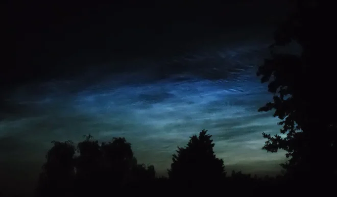 Lichtende nachtwolken boven Capelle aan den IJssel - Erna Daalman