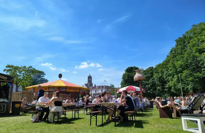 Genieten van het zomerweer in Utrecht, afgelopen zaterdag - Gerrit Hogeweg