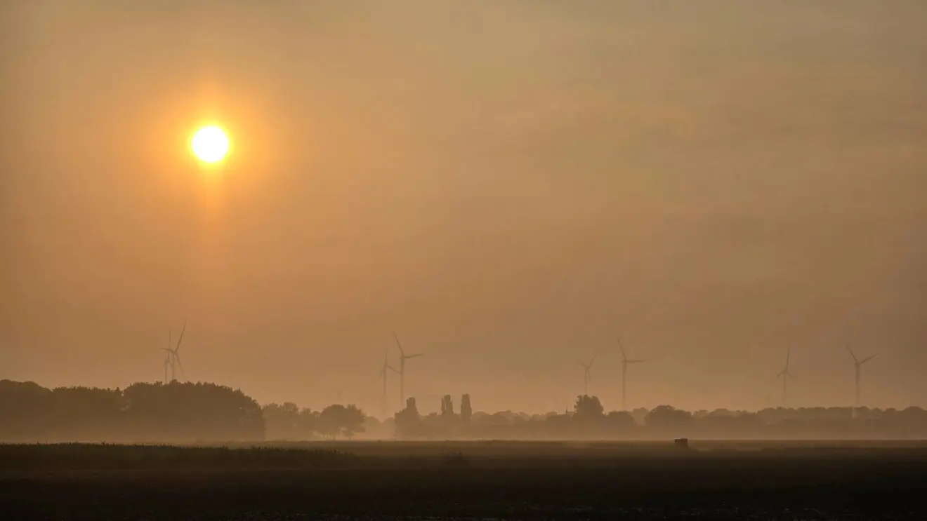 Een vernevelde ochtendzon boven het Hoge Land - Jannes Wiersema