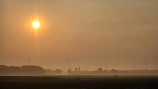 Een vernevelde ochtendzon boven het Hoge Land - Jannes Wiersema