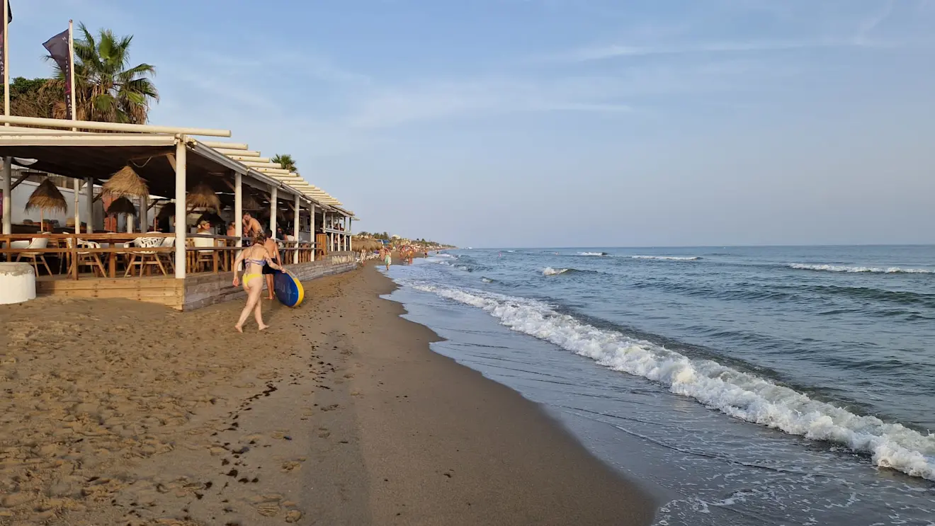 Het water komt steeds dichterbij de strandtent - Reinout van den Born