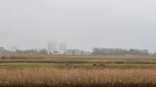 Hoge gebouwen staan met hun toppen in de wolken - Jolanda Bakker