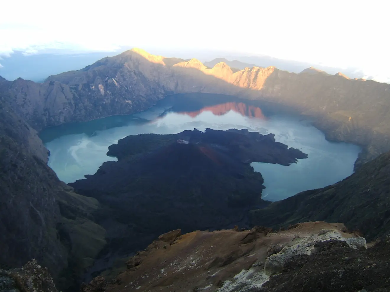 De Rinjani vulkaan, ook in Indonesië. Op de plek waar ooit de Samalas vulkaan lag - Wikipedia