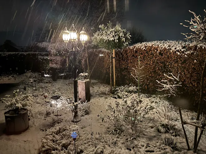 Sneeuw, gisteravond in het Limburgse Montfort - Thieu Smeets