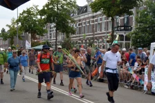 Aankomst deelnemers van de Vierdaagse Nijmegen 2019 op de Sint Anna straat St Annastraat Via Gladiola Roger Veringmeier